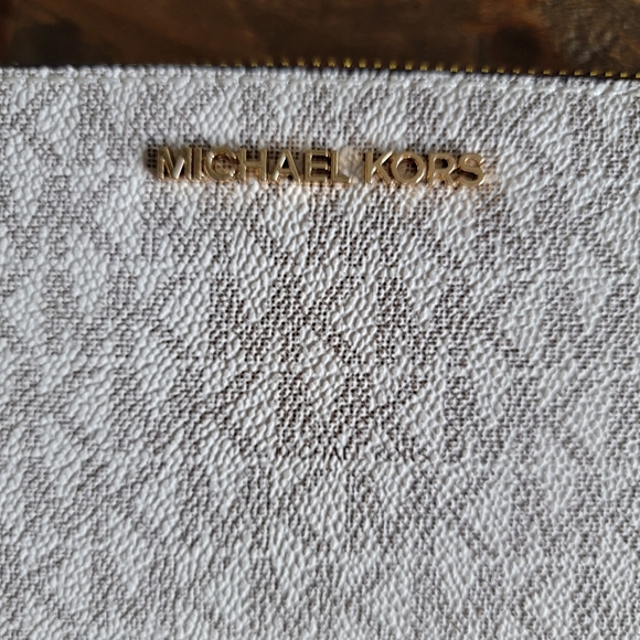 💥NEW! Michael Kors Wristlet - Picture 2 of 10